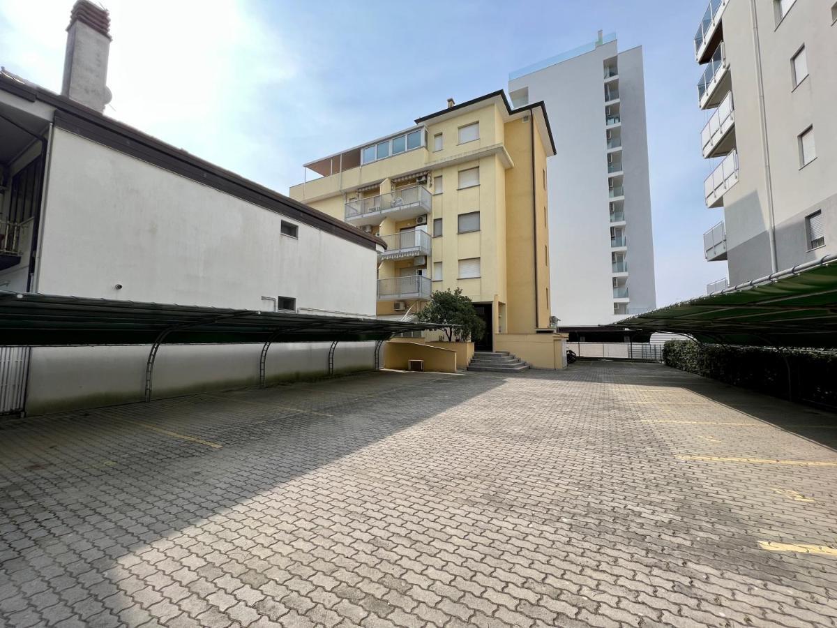 Residenza Derby Apartment Lignano Sabbiadoro Exterior photo